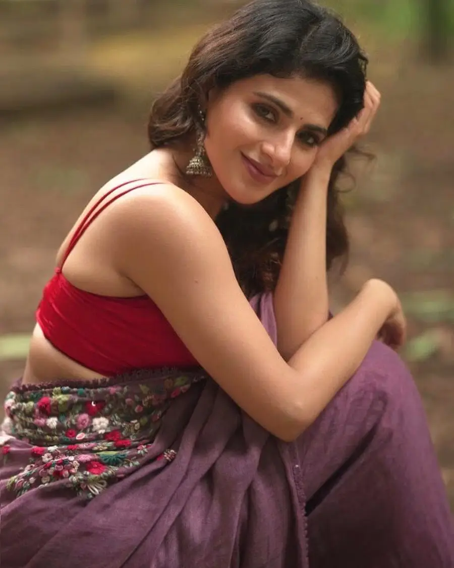 INDIAN GIRL ISWARYA MENON IN TRADITIONAL VIOLET SAREE SLEEVELESS RED BLOUSE
